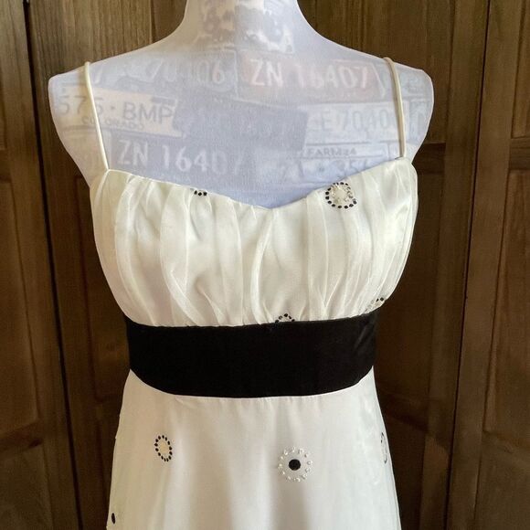 Black and White Prom Dress. - Picture 5 of 12